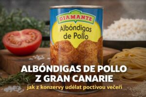 Konzerva Albóndigas de Pollo z Gran Canarie položená na dřevěném prkénku vedle rajčete, rozmarýnu, rýže a těstovin, s titulkem „Albóndigas de Pollo z Gran Canarie – jak z konzervy udělat poctivou večeři“.